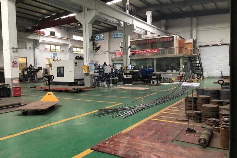 车间钻孔区和车加工区